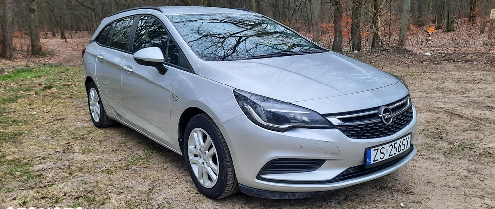 Opel Astra cena 33000 przebieg: 131000, rok produkcji 2017 z Szczecin małe 121